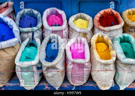 Säcke mit bunten Kleidern Farbstoff, Chefchaouen, Marokko Stockfoto