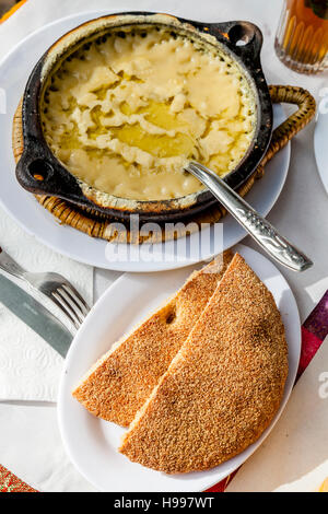 Ein traditionelles marokkanisches Frühstücksgericht Fava Bohnen Suppe bekannt als Bissara, Chefchaouen, Marokko Stockfoto