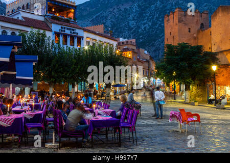 Cafés und Restaurants In Plaza Uta el-Hamam, Chefchaouen, Marokko Stockfoto