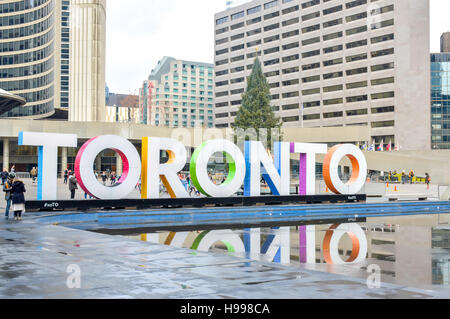 Toronto-Zeichen und Nathan Phillips Square in Toronto, Kanada. Um Menschen zu sehen. Stockfoto