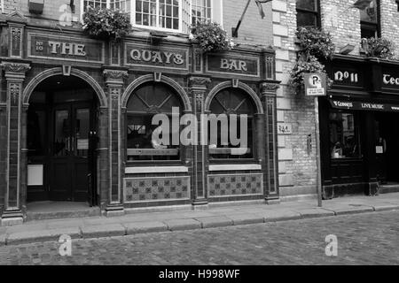 Die Quays Bar ist eine der vielen Bars in der touristischen Temple Bar Gegend von Dublin. Stockfoto