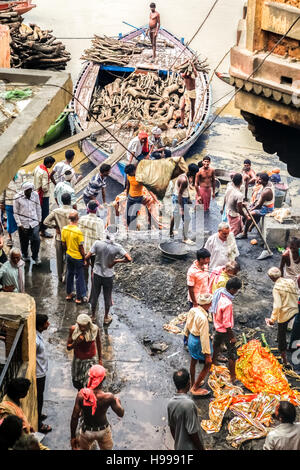 Vorbereitung für Hindu Einäscherung Zeremonie am Manikarnika Ghat, die primäre Feuerbestattung Ghat in Varanasi, Indien. Stockfoto