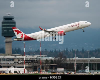 Air Canada Rouge Airbus A321-211 C-FJOU schmalem Rumpf Flugzeug nehmen startenden internationalen Flughafen Vancouver Kanada Stockfoto