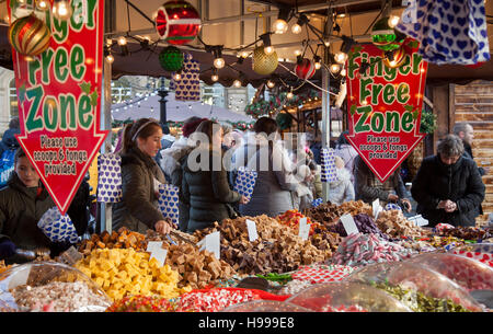 Fingerfree Zone Süßwaren Einzelhändler Pick and Mix Süßwaren & Süßigkeiten, Süßigkeiten, Süßwaren Stand, gekocht, spritzig, Schaum, Gelee, kauen Retro, Schokolade Süßigkeiten, Wahl, Süßwaren, pflücken und mischen, pflücken und mischen, Auswahl, süß, Süßwaren, verschiedene Sorten, Großkonfekt, Süßigkeiten, Süßwarenladen, Süßwarengeschäfte, Auswahl, Konditorei, belebter Pick 'n' Mix-Süßwarenladen, Teil des Liverpool Christmas Market in St. George's Place, Liverpool, Merseyside, Großbritannien. Stockfoto