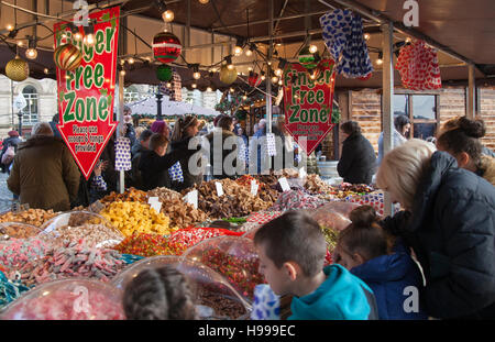 Fingerfree Zone Süßwaren Einzelhändler Pick and Mix Süßwaren & Süßigkeiten, Süßigkeiten, Süßwaren Stand, gekocht, spritzig, Schaum, Gelee, kauen Retro, Schokolade Süßigkeiten, Wahl, Süßwaren, pflücken und mischen, pflücken und mischen, Auswahl, süß, Süßwaren, verschiedene Sorten, Großkonfekt, Süßigkeiten, Süßwarenladen, Süßwarengeschäfte, Auswahl, Konditorei, belebter Pick 'n' Mix-Süßwarenladen, Teil des Liverpool Christmas Market in St. George's Place, Liverpool, Merseyside, Großbritannien. Stockfoto