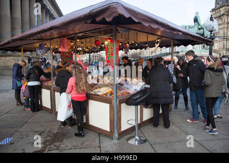 Fingerfree Zone Süßwaren Einzelhändler Pick and Mix Süßwaren & Süßigkeiten, Süßigkeiten, Süßwaren Stand, gekocht, spritzig, Schaum, Gelee, kauen Retro, Schokolade Süßigkeiten, Wahl, Süßwaren, pflücken und mischen, pflücken und mischen, Auswahl, süß, Süßwaren, verschiedene Sorten, Großkonfekt, Süßigkeiten, Süßwarenladen, Süßwarengeschäfte, Auswahl, Konditorei, belebter Pick 'n' Mix-Süßwarenladen, Teil des Liverpool Christmas Market in St. George's Place, Liverpool, Merseyside, Großbritannien. Stockfoto