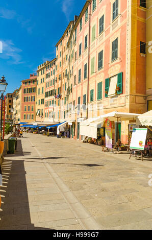 Menschen, die ein Spaziergang entlang der Via Giuseppe Garibaldi in der wunderschönen ligurischen Stadt Camogli Italien Stockfoto