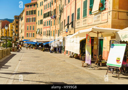 Menschen, die ein Spaziergang entlang der Via Giuseppe Garibaldi in der wunderschönen ligurischen Stadt Camogli Italien Stockfoto