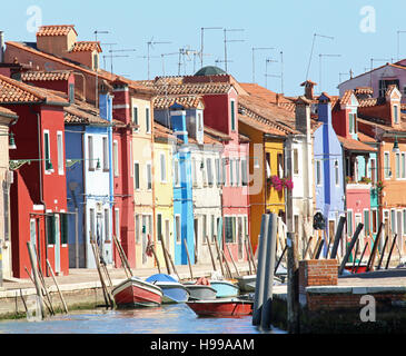 Bunt bemalte Häusern am Kanal in Burano Insel in der Nähe von Venedig im nördlichen Italien Stockfoto