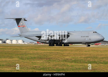 Stuttgart/Deutschland 3. Juni 2015: C5-M Super Galaxy aus USA Luftwaffe am Stuttgarter Flughafen. Stockfoto