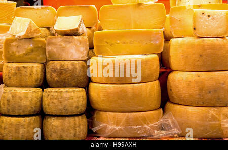 bestückte Bank von gealterten und frischen Käse auf den Verkauf in der italienischen Stand der typischen Produkte Stockfoto