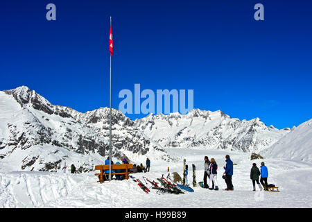 Skifahrer am Aussichtspunkt Moosfluh im Skigebiet Aletsch Arena Riederalp, Wallis, Schweiz Stockfoto