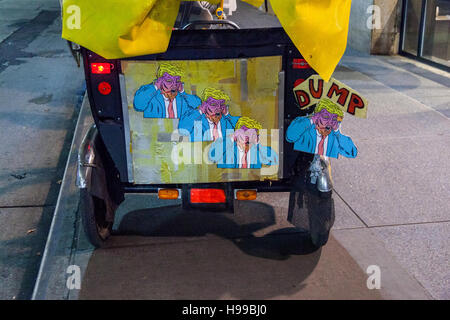 Pedal powered Rikscha bedeckt mit anti-Trump Parolen, New York City, Vereinigte Staaten von Amerika. Stockfoto