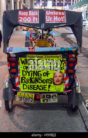 Pedal powered Rikscha bedeckt mit anti-Hillary Clinton Parolen, New York City, Vereinigte Staaten von Amerika. Stockfoto