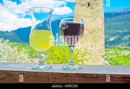 Georgien ist berühmt für seine Küche, Wein und Limonaden, Mestia ist der schöne Ort zu schmecken, genießen das Glas Wein im örtlichen Café, obere Swanetien. Stockfoto