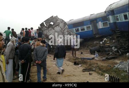 Allahabad, Indien. 20. November 2016. Beamte auf der Stelle, wo 14 Trainer von Indore-Patna entgleiste, rund 90 Menschen getötet und verletzt wurden 150 in Kanpur ausdrücken, zu retten. Bildnachweis: Prabhat Kumar Verma/Pacific Press/Alamy Live-Nachrichten Stockfoto