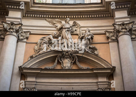 Rom. Italien. Chiesa della Santissima Trinità Degli Spagnoli, die via dei Condotti. Skulptur eines Engels und zwei Sklaven. Stockfoto