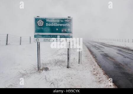 Ein Straßenschild mit Schnee auf den A635 Saddleworth Moor in der historischen Grafschaft York bedeckt. Stockfoto