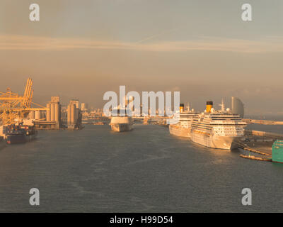 Blick auf den Hafen von Barcelona mit mehrere Kreuzfahrtschiffe von Royal Caribbean Harmonie der Meere genommen Stockfoto