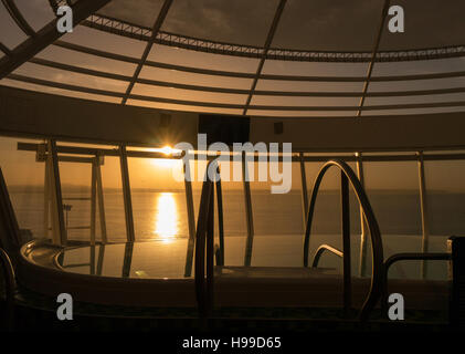 Blick aus Meer aus einen Whirlpool auf Wildschwein ein Kreuzfahrtschiff bei Sonnenaufgang Stockfoto