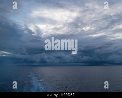 Eine stürmische frühen Morgenhimmel im mittleren Atlantik während der "blauen Stunde" Stockfoto