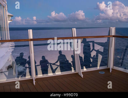 Silhouette Reflexionen von Menschen auf dem Oberdeck einer Kreuzfahrt Schiff Stockfoto