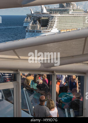 Drei Oase Klasse Royal Caribbean Kreuzfahrt-Schiffe treffen zum ersten Mal vor der Küste von Fort Lauderdale, USA Stockfoto