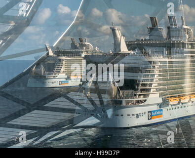 Drei Oase Klasse Royal Caribbean Kreuzfahrt-Schiffe treffen zum ersten Mal vor der Küste von Fort Lauderdale, USA Stockfoto