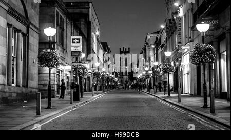 Ein schwarz-weiß Foto der Bold Street in Liverpool Stockfoto