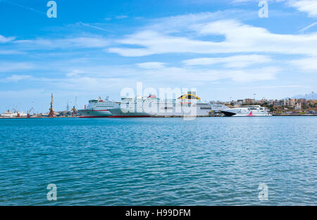 Die modernen Fähren im Hafen von Heraklion warten auf Abfahrt, die regelmäßigen Ausflüge aus Kreta, Griechenland. Stockfoto