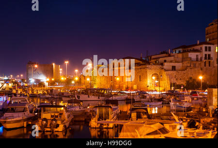 Den hellen Lichtern im alten Hafen, voller Angelboote/Fischerboote und Yachten, einer der besten Orte für romantischen Abend Spaziergänge, Crete Stockfoto