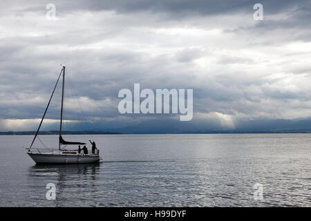 Drei Personen auf einer Yacht, Genfer See segeln. Stockfoto