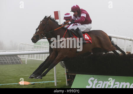 Identitätsdieb geritten von Bryan Cooper löscht die letzte auf dem Weg zum Gewinn der Ryans Reinigung Craddockstown Anfänger Steeplechase tagsüber zwei des Punchestown Festivals in Punchestown Racecourse, Naas, Co. Kildare. Stockfoto