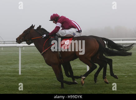 Identitätsdieb geritten von Bryan Cooper Rennen klar der letzten auf dem Weg zum Gewinn der Ryans Reinigung Craddockstown Anfänger Steeplechase tagsüber zwei des Punchestown Festivals in Punchestown Racecourse, Naas, Co. Kildare. Stockfoto