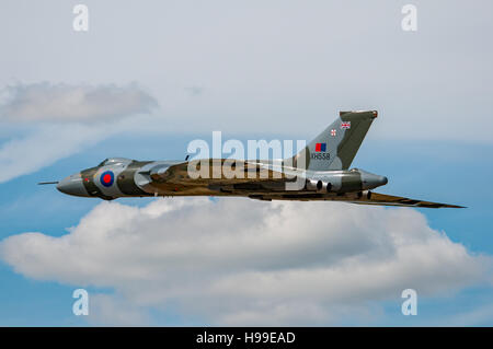 Die Ex-RAF Avro Vulcan B2 Bomber XH 558 (Der Geist von Großbritannien) im Royal International Air Tattoo, Großbritannien am 18. Juli 2015. Stockfoto