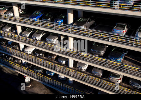 Europa, Deutschland, Köln, Parkhaus des Kaufhauses Kaufhof. Stockfoto