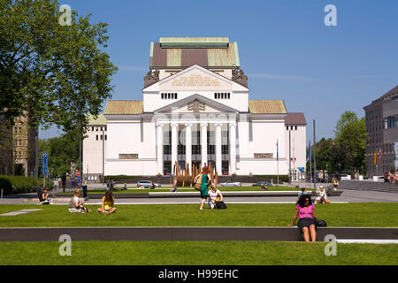 Deutschland, Ruhrgebiet, Duisburg, das Stadttheater auf dem König-Heinrich-Platz. Stockfoto
