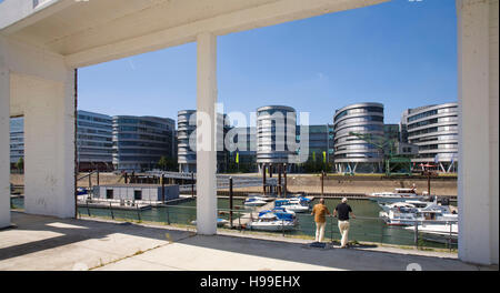 Deutschland, Ruhr-Gebiet, Duisburg, der Garden of Memories von Dani Karavan und das Bürogebäude fünf Boote auf den Innenhafen. Stockfoto