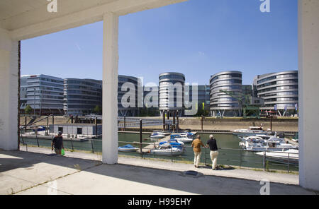 Deutschland, Ruhr-Gebiet, Duisburg, der Garden of Memories von Dani Karavan und das Bürogebäude fünf Boote auf den Innenhafen. Stockfoto