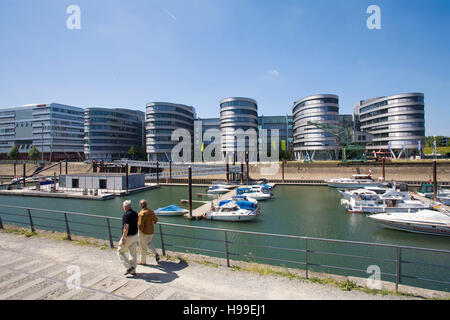 Deutschland, Ruhrgebiet, Duisburg, das Bürogebäude fünf Boote auf den Innenhafen. Stockfoto