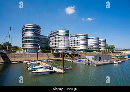 Deutschland, Ruhrgebiet, Duisburg, das Bürogebäude fünf Boote auf den Innenhafen. . Stockfoto