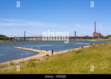 Deutschland, Ruhr Gebiet, Duisburg, Rhein an der Mündung des Flusses Ruhr, im Hintergrund die Friedrich-Ebert Brücke. Stockfoto