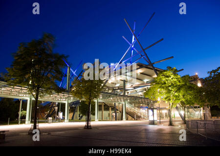 Deutschland, Ruhr Gebiet, Oberhausen, Bus und tram stop im Stadtteil Neue Mitte. Stockfoto