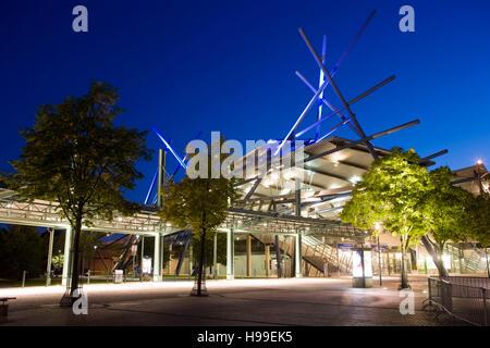 Deutschland, Ruhr Gebiet, Oberhausen, Bus und tram stop im Stadtteil Neue Mitte. Stockfoto