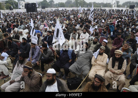 Islamabad, Pakistan. 20. November 2016. Führer von Pakistan Defense Council, einer Allianz von harte Linie islamistischen religiösen Führer und Politiker, von links nach rechts, Hafiz Saeed, Maulana Sami-Ul-Haq besuchen ein Seminar in Kuba Mosqiue i-9-Islamabad, religiöse und politische Führer zum Schutz der Jmaaaaldaua spricht von der zwei Heiligen Moscheen-Konferenz, dass Holly Koran-Schändung und Sean Raketenangriff auf den Propheten Muhammad zu ihm in das Krnyualun missbrauchen die Rebellen zur Rakete Hyn sichern. Bildnachweis: Zubair Abbasi/Pacific Press/Alamy Live-Nachrichten Stockfoto