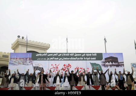 Islamabad, Pakistan. 20. November 2016. Führer von Pakistan Defense Council, einer Allianz von harte Linie islamistischen religiösen Führer und Politiker, von links nach rechts, Hafiz Saeed, Maulana Sami-Ul-Haq besuchen ein Seminar in Kuba Mosqiue i-9-Islamabad, religiöse und politische Führer zum Schutz der Jmaaaaldaua spricht von der zwei Heiligen Moscheen-Konferenz, dass Holly Koran-Schändung und Sean Raketenangriff auf den Propheten Muhammad zu ihm in das Krnyualun missbrauchen die Rebellen zur Rakete Hyn sichern. Bildnachweis: Zubair Abbasi/Pacific Press/Alamy Live-Nachrichten Stockfoto