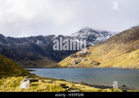 Blick über See Llyn Llydaw, Mount Snowdon von Bergarbeiter Track mit Schnee im Winter.  Pen-y-Pass, Llanberis, Gwynedd, Nordwales, UK, Großbritannien Stockfoto