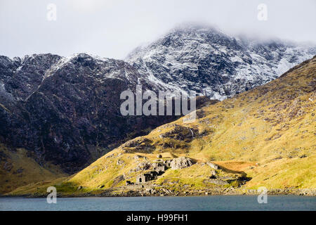 Blick über See Llyn Llydaw, verlassenen mine Gebäude unter Snowdon von Bergarbeiter Track mit Schnee im Winter.  North Wales UK Stockfoto