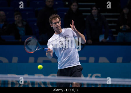 London, UK. 20. November 2016. Andy Murray (SCO) hat die Praxis vor dem Finale des Turniers, mit seinem Cheftrainer, ehemalige Nr. 1 Ivan Lendl (CZE) und Jamie Delgado (GBR). Bildnachweis: Alberto Pezzali/Pacific Press/Alamy Live-Nachrichten Stockfoto