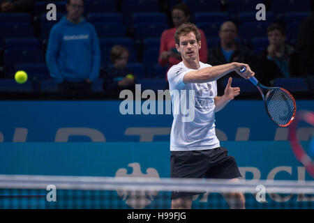 London, UK. 20. November 2016. Andy Murray (SCO) hat die Praxis vor dem Finale des Turniers, mit seinem Cheftrainer, ehemalige Nr. 1 Ivan Lendl (CZE) und Jamie Delgado (GBR). Bildnachweis: Alberto Pezzali/Pacific Press/Alamy Live-Nachrichten Stockfoto